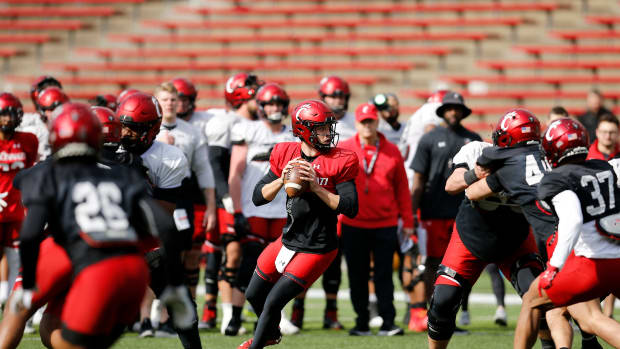 Cincinnati Bearcats quarterback Ben Bryant (6) drops back to throw a pass during a spring practice at Nippert Stadium in Cincinnati on Thursday, March 24, 2022. Cincinnati Bearcats Spring Practice